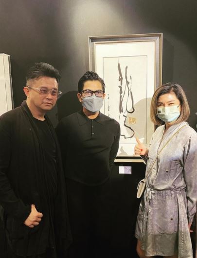 樂易玲高舉手指公讚城城(中)。