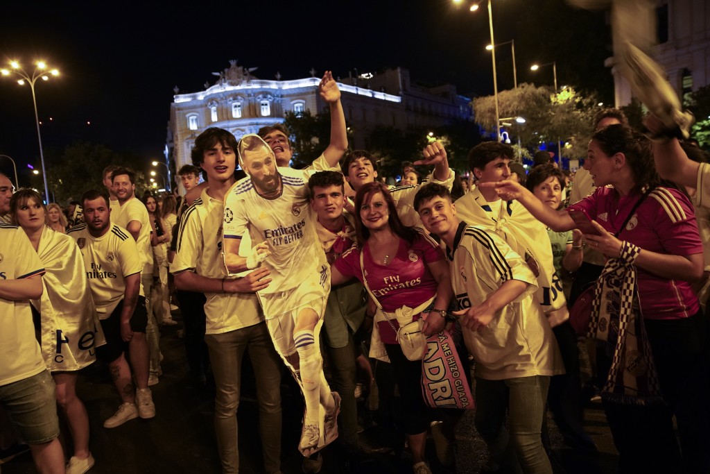 馬德里球迷抱起賓施馬紙牌慶祝。 AP