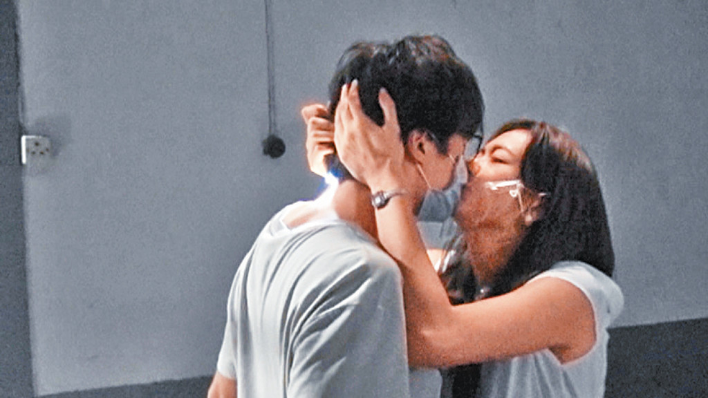 投入送吻
■睇愛情片學Kiss的游游大大力咀林正峰，Cut機後仲未能抽離角色，深情望實對方。