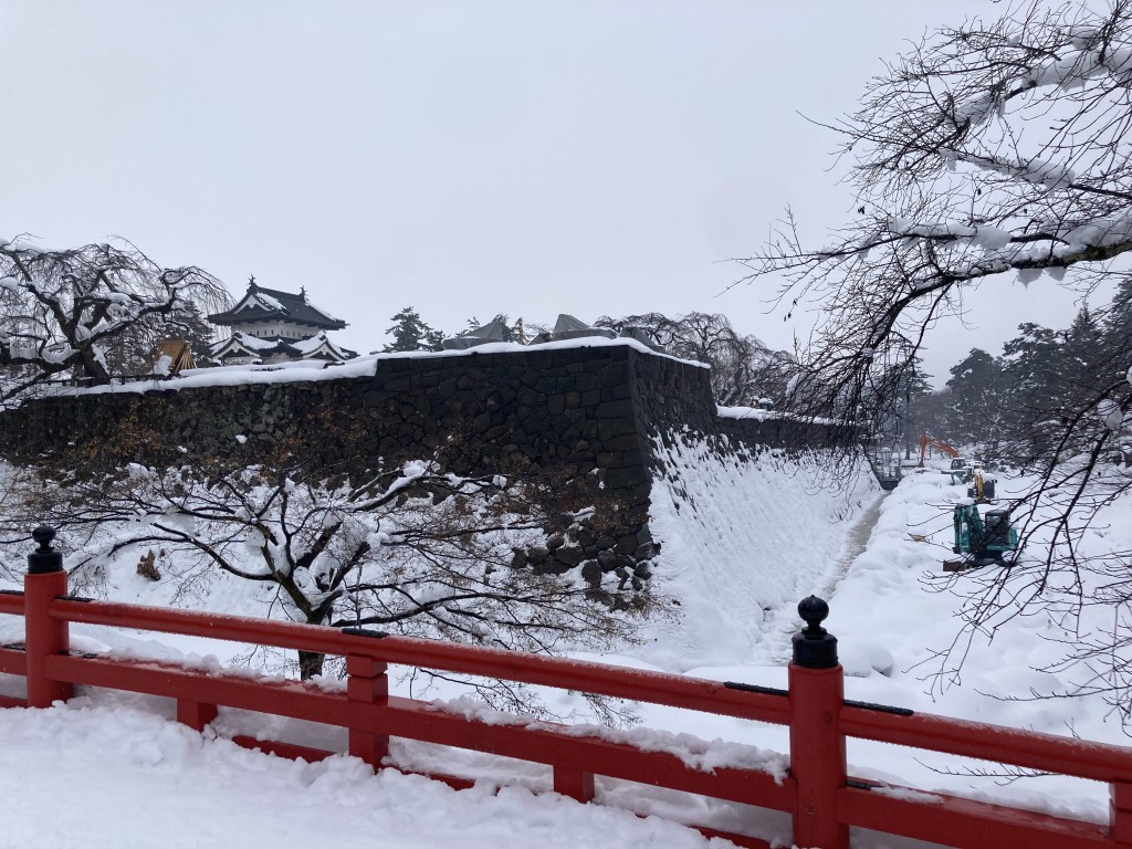 弘前公園被積雪覆蓋。（X@kenteeek）