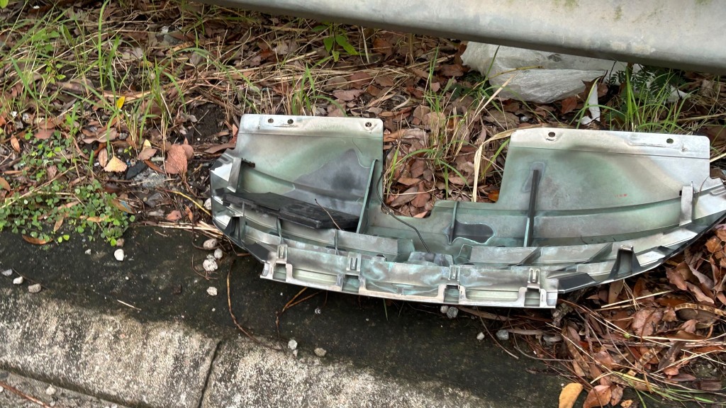 路旁遺下大量散落的汽車零件。蔡楚輝攝 路旁遺下大量散落的汽車零件。蔡楚輝攝