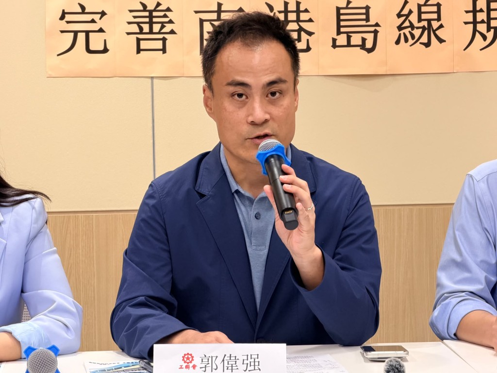 郭偉強表示,南港島線(西段)到2034年才能通車,屆時重建後的華富邨或已入伙,擔心南區居民出入的承載力是否足夠。 郭偉強表示,南港島線(西段)到2034年才能通車,屆時重建後的華富邨或已入伙,擔心南區居民出入的承載力是否足夠。