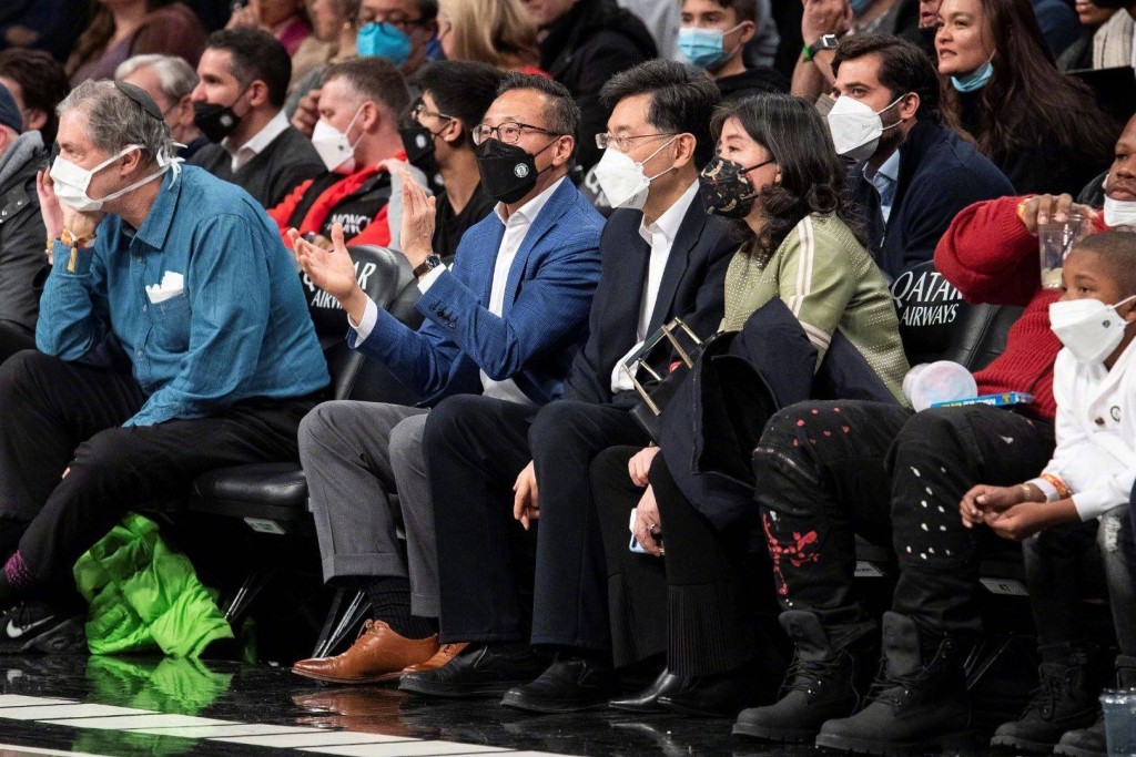 秦剛在美國NBA比賽現場觀賽。