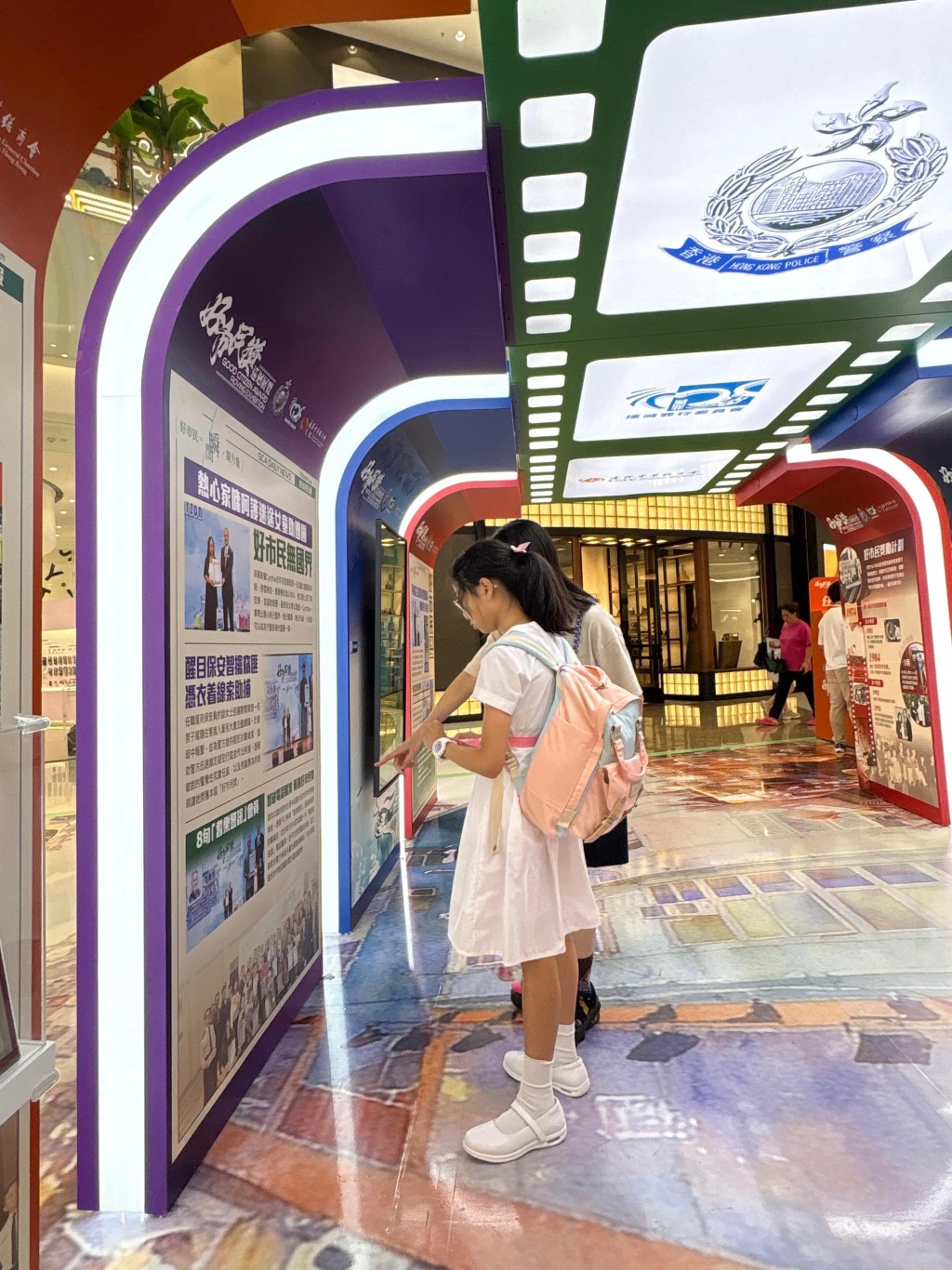 市民駐足欣賞「好市民獎」特輯。