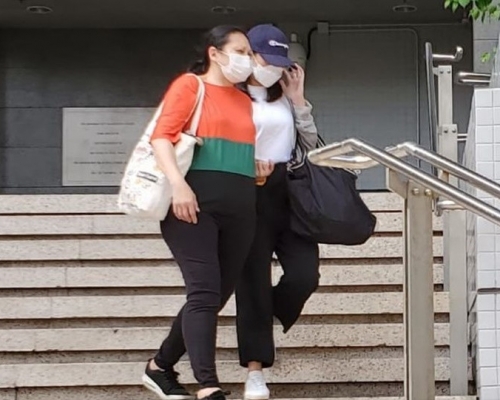 被告區婉泓(右)。資料圖片