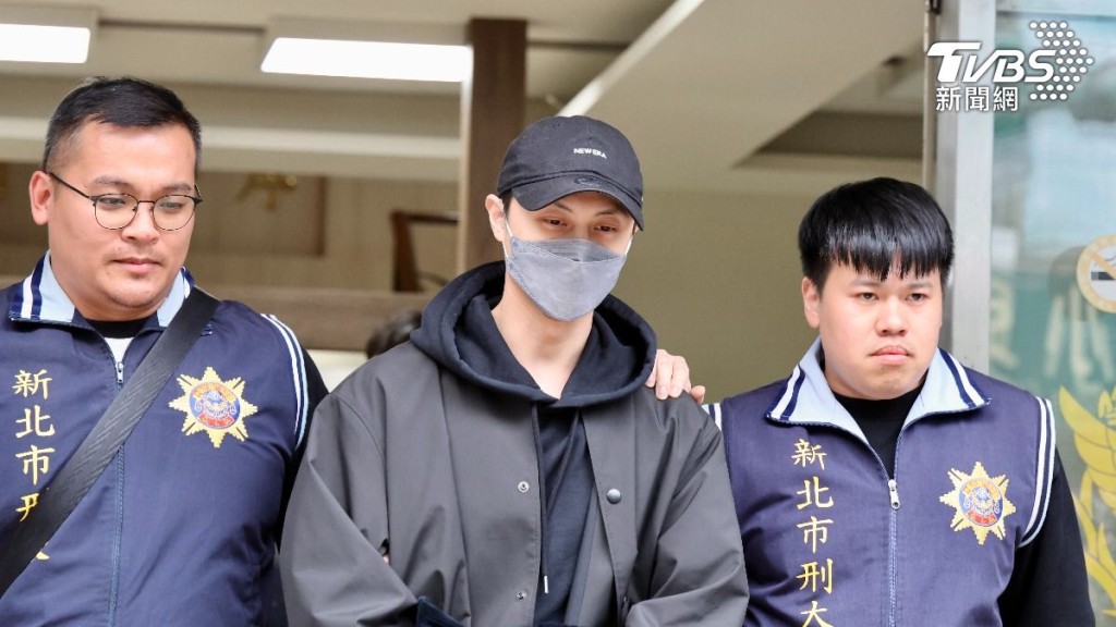 「王子」邱勝翊面對鏡頭不發一語。（TVBS新聞網圖片）