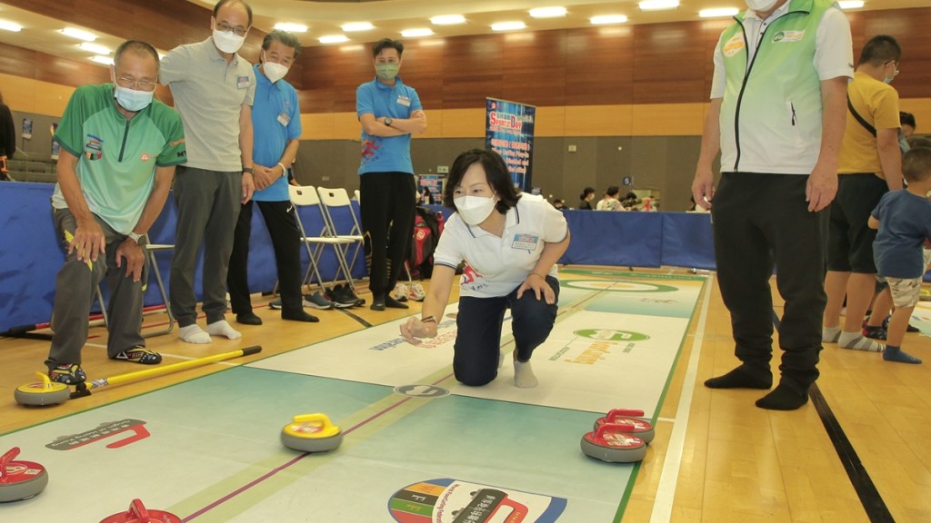 今年康文署繼續以「日日運動半個鐘,健康快樂人輕鬆」作為宣傳全民運動的口號。