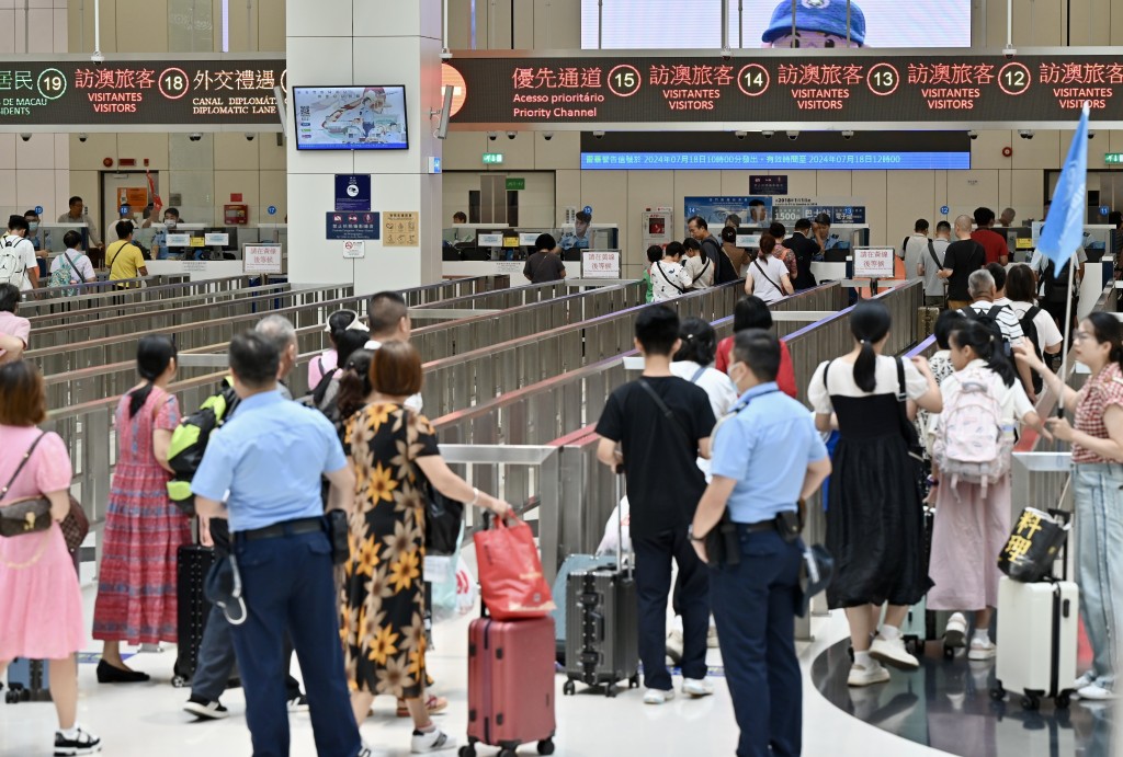 香港居民可以用「非觸式e-道」流動應用程式的二維碼，使用澳門自助通道過關。