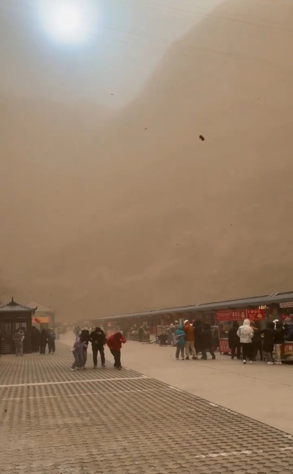 大同恆山景區遭遇極端大風天氣,目前已臨時閉園。 大同恆山景區遭遇極端大風天氣,目前已臨時閉園。