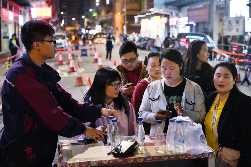 元旦大批旅客在旺角乘搭巴士到各個口岸。資料圖片