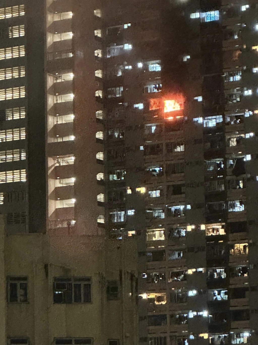 励德邨邨荣楼一单位发生火警。网上图片