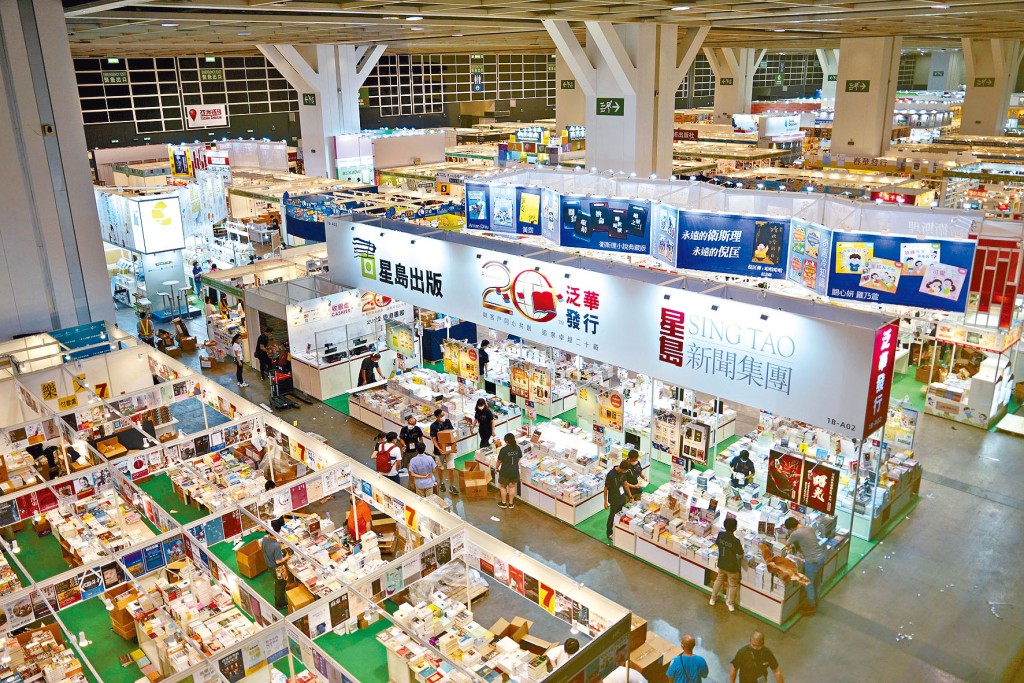 一年一度的香港書展今日開幕，參展商準備就緒迎接書迷入場。