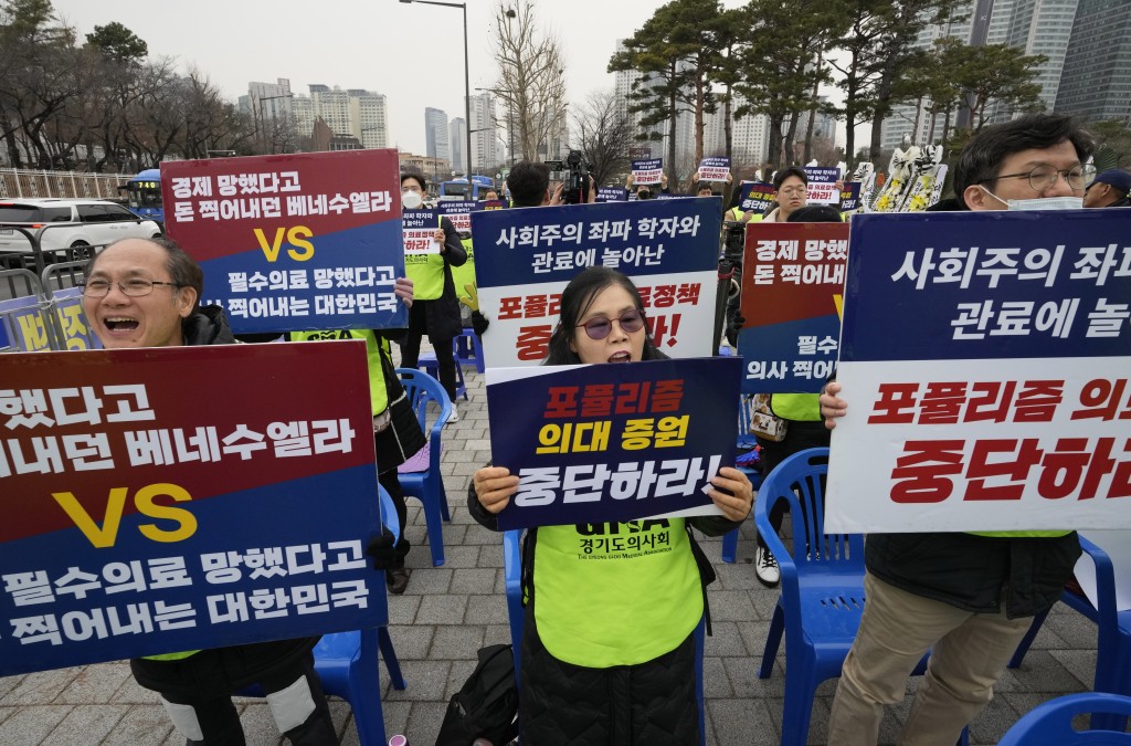 南韩近期已有超过9千名实习住院医生请辞，抗议政府扩大招收医科生计划。美联社