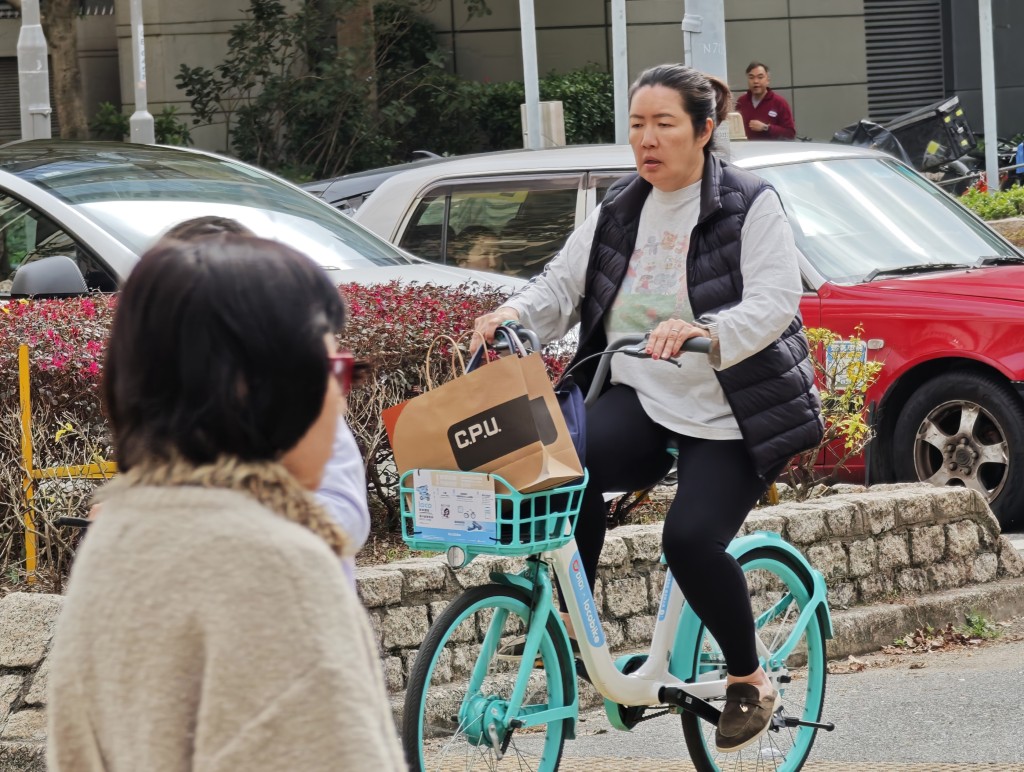 政府擬年內立法強制踩單車人士必須佩戴頭盔。