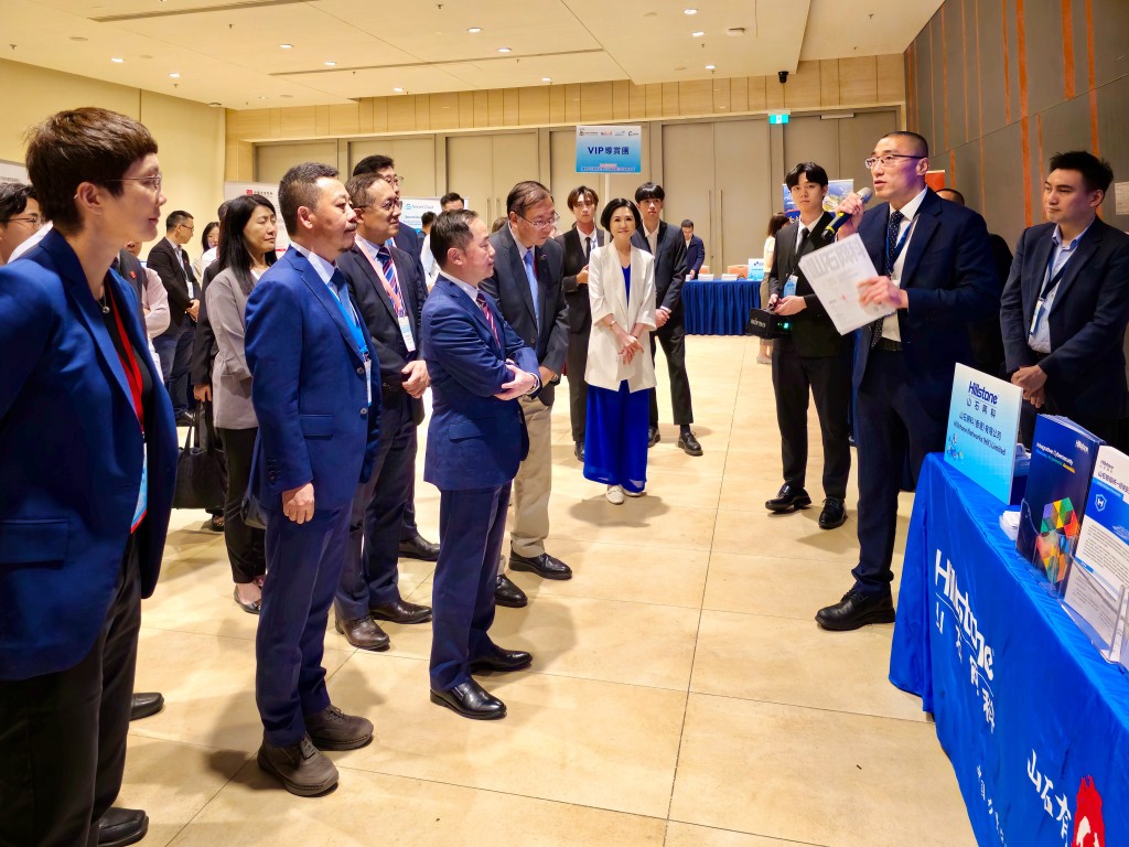 香港特別行政區政府數字政策辦公室數字政策專員黃志光參觀山石網科展位。
