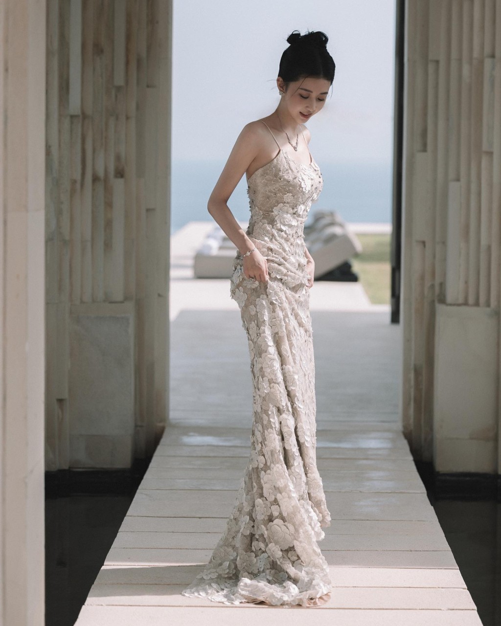 另一件紧身吊带喱士婚纱，同样来自VERA WANG Haute的MTO（Made-to-Order）高级订制服Perla系列。