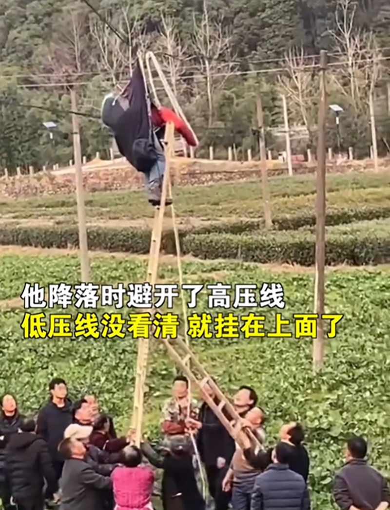 救援隊成員陳永新爬上梯子，幫助解開保險扣。 網片截圖