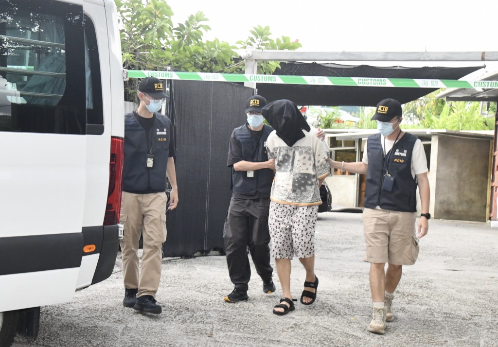 一名光顧非法加油站的61歲香港男子被捕。 一名光顧非法加油站的61歲香港男子被捕。