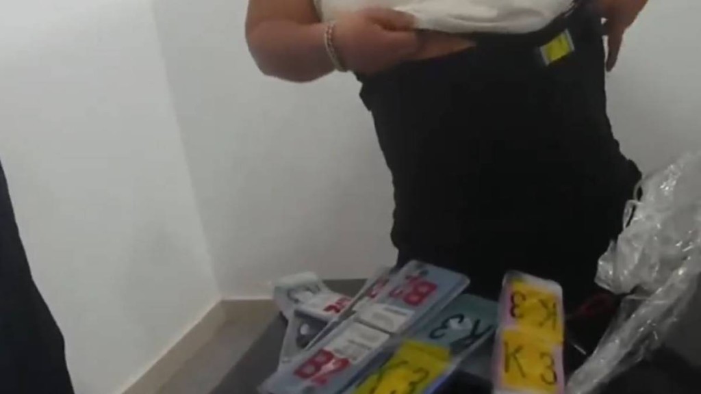 香港男子著「高科技腰封」過拱北海關，被揭發走私56部舊iPhone。海關發布