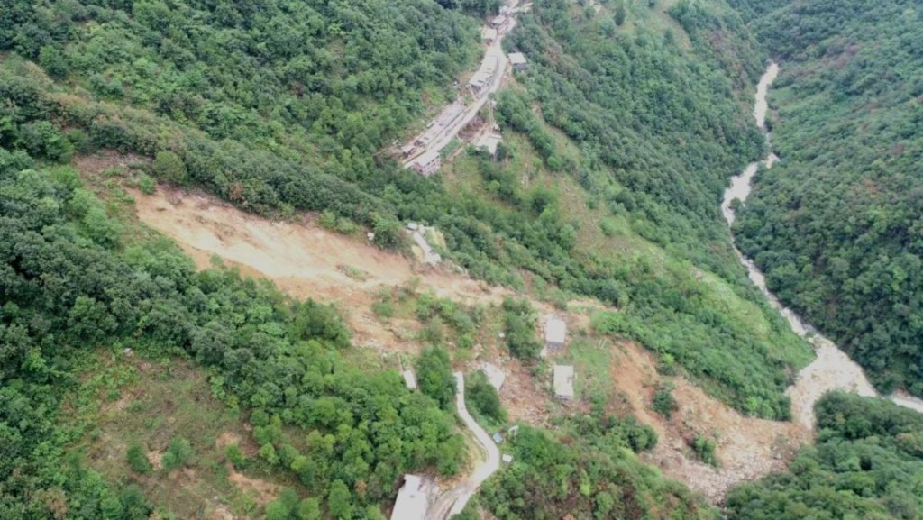 暴雨引發山洪泥石流。網圖