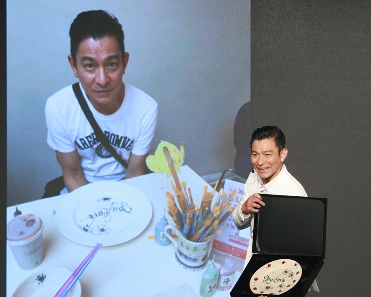 華仔展示在布拉格炮製的獨一無二「大碟」。