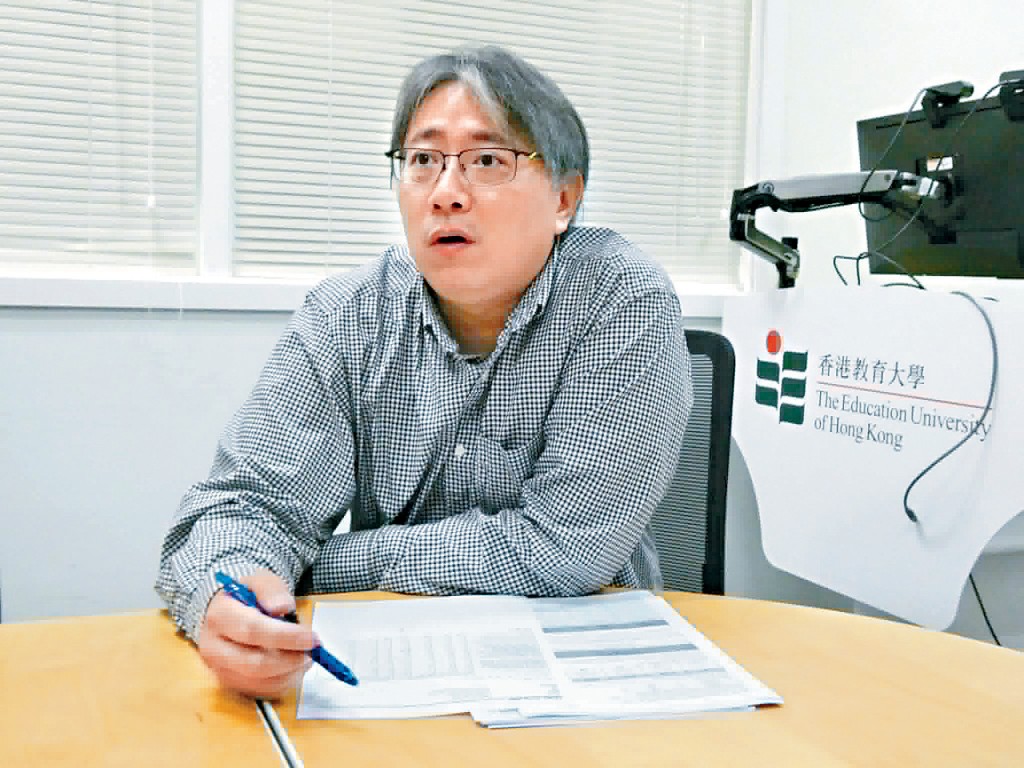 曾耀輝透露，報讀教育碩士課程的本地生中，近半為持續進修的在職教師。