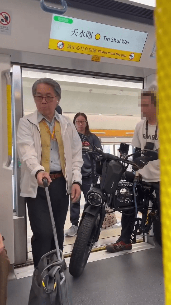 乘客唯有從空隙擠過。網上片段 乘客唯有從空隙擠過。網上片段