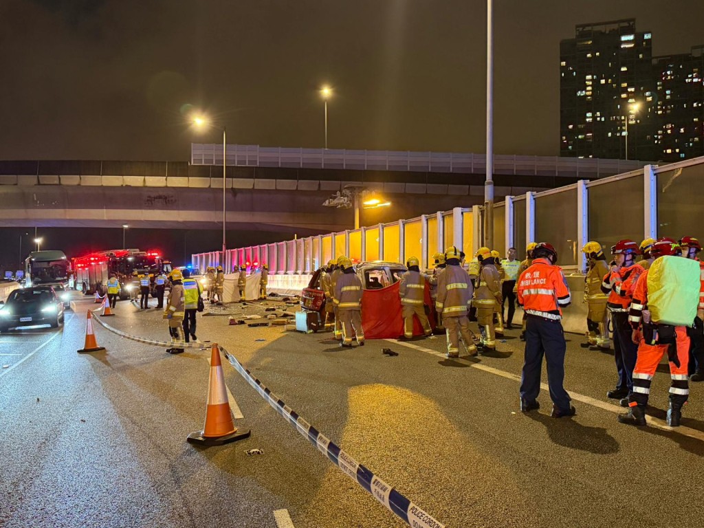 青沙公路周二晚上發生奪命車禍,造成兩名的士乘客死亡。黎志偉攝 青沙公路周二晚上發生奪命車禍,造成兩名的士乘客死亡。黎志偉攝