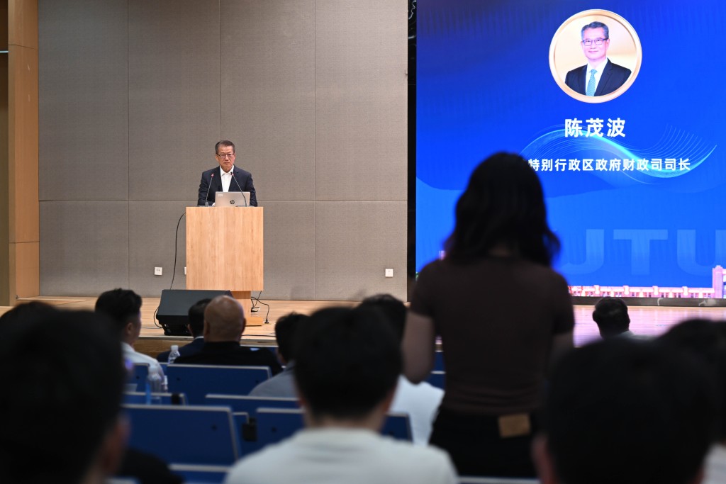 陳茂波於西安交通大學與學生交流。