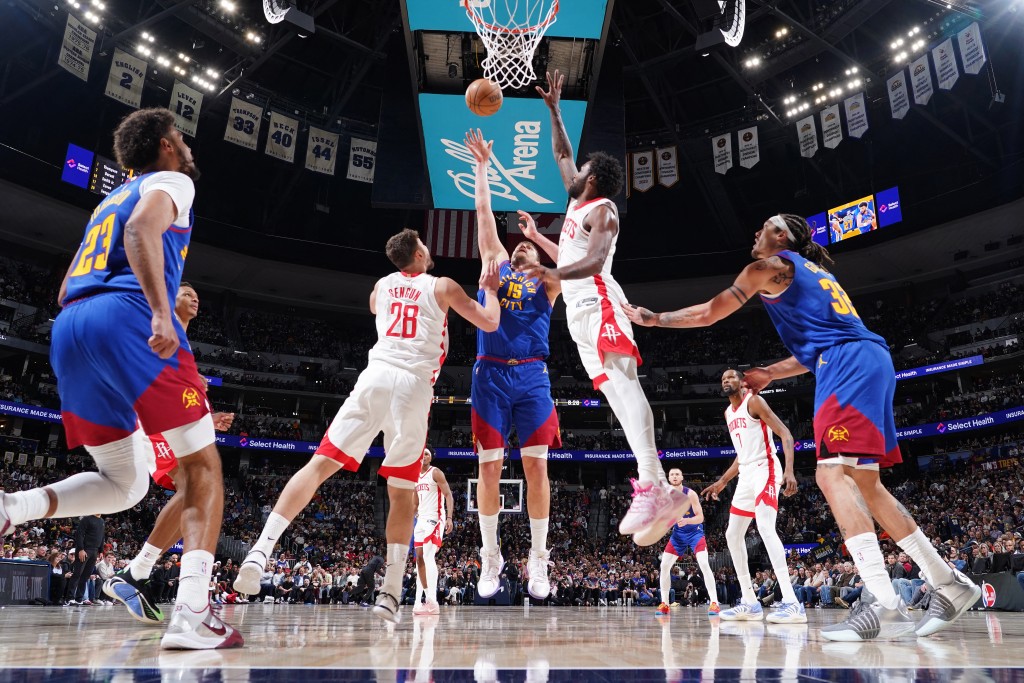 約基治展現其全能身手帶領球隊主場以129:93大勝火箭。法新社