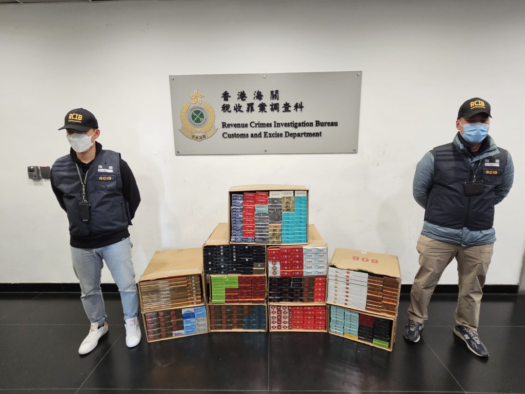 海关检获约13万支怀疑私烟,估计市值约59万元,应课税值约44万元。 海关检获约13万支怀疑私烟,估计市值约59万元,应课税值约44万元。