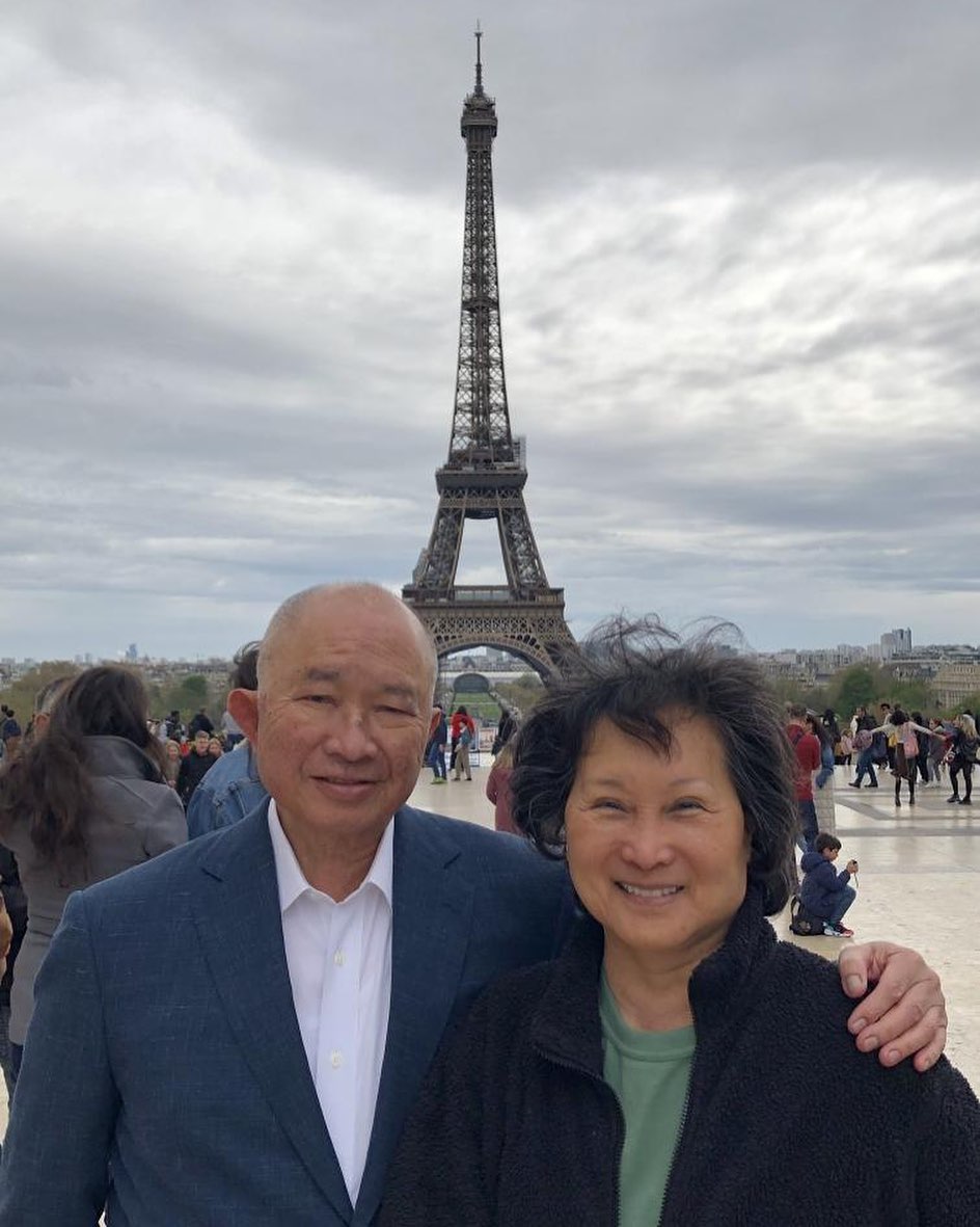 吳宇森與老婆牛春龍於1月16日返回寓所。 吳宇森與老婆牛春龍於1月16日返回寓所。