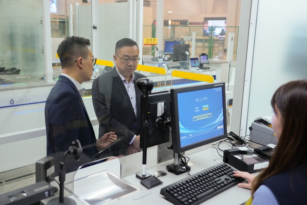 入境事务处处长郭俊峰日前前往口岸实地巡视，检查各项出入境设备。入境处IG图片