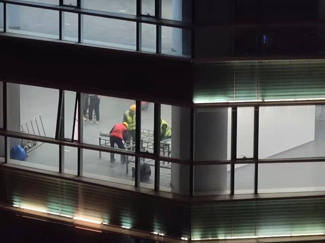 网上流传影片显示瀛通大厦正改建成方舱医院。