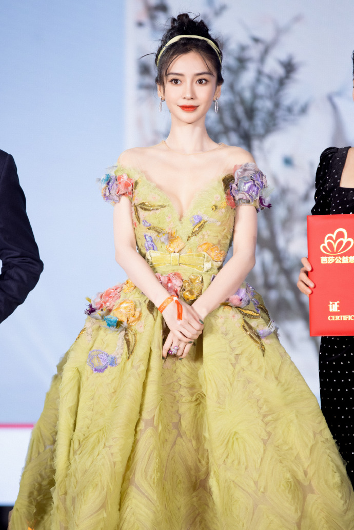 Angelababy性感現身。