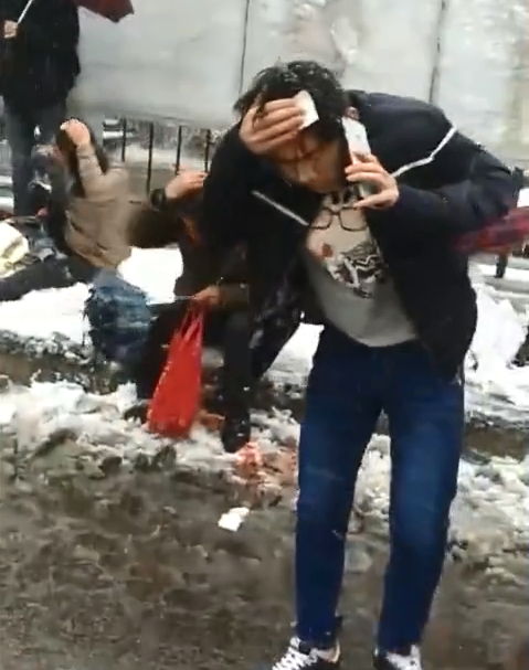 雪堆中染血。影片截圖
