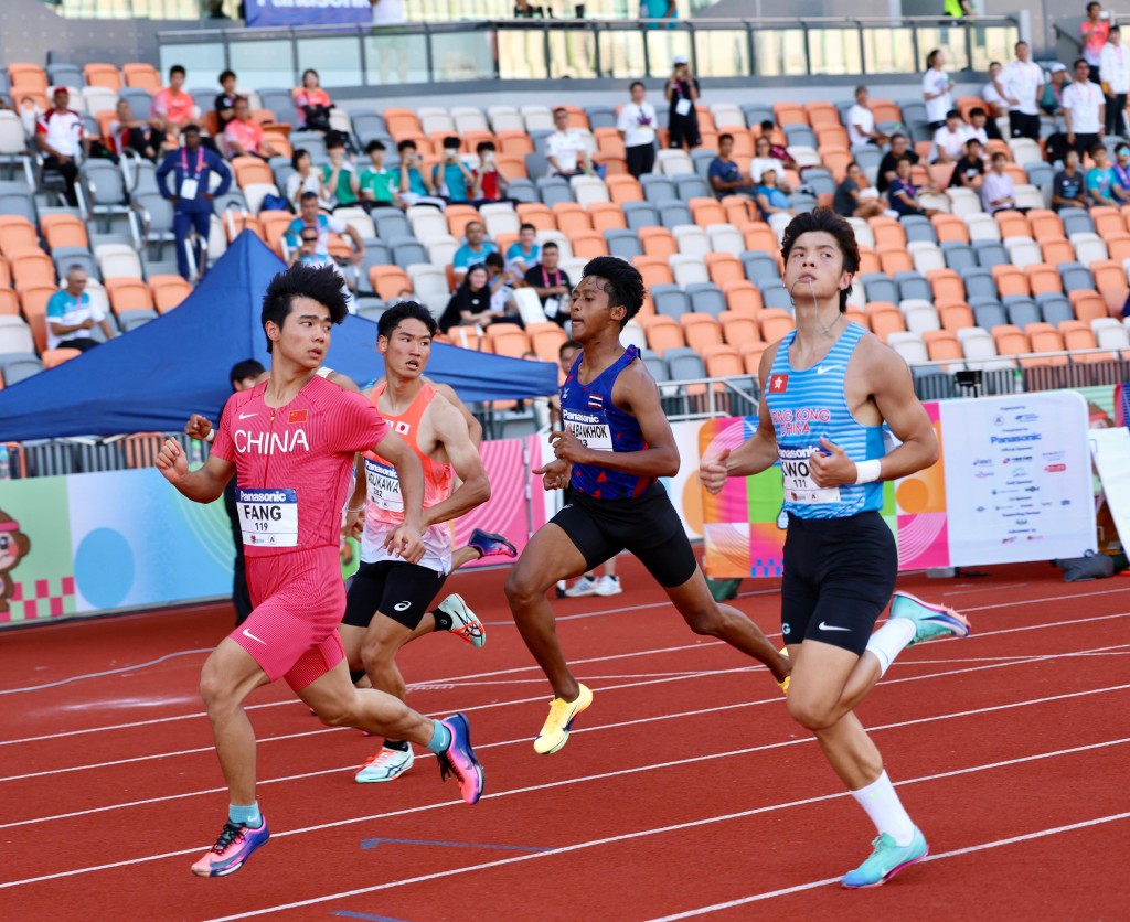 郭俊廷(右一)亦以刷新自己保持的香港U20紀錄躋身決賽。徐嘉華攝 郭俊廷(右一)亦以刷新自己保持的香港U20紀錄躋身決賽。徐嘉華攝