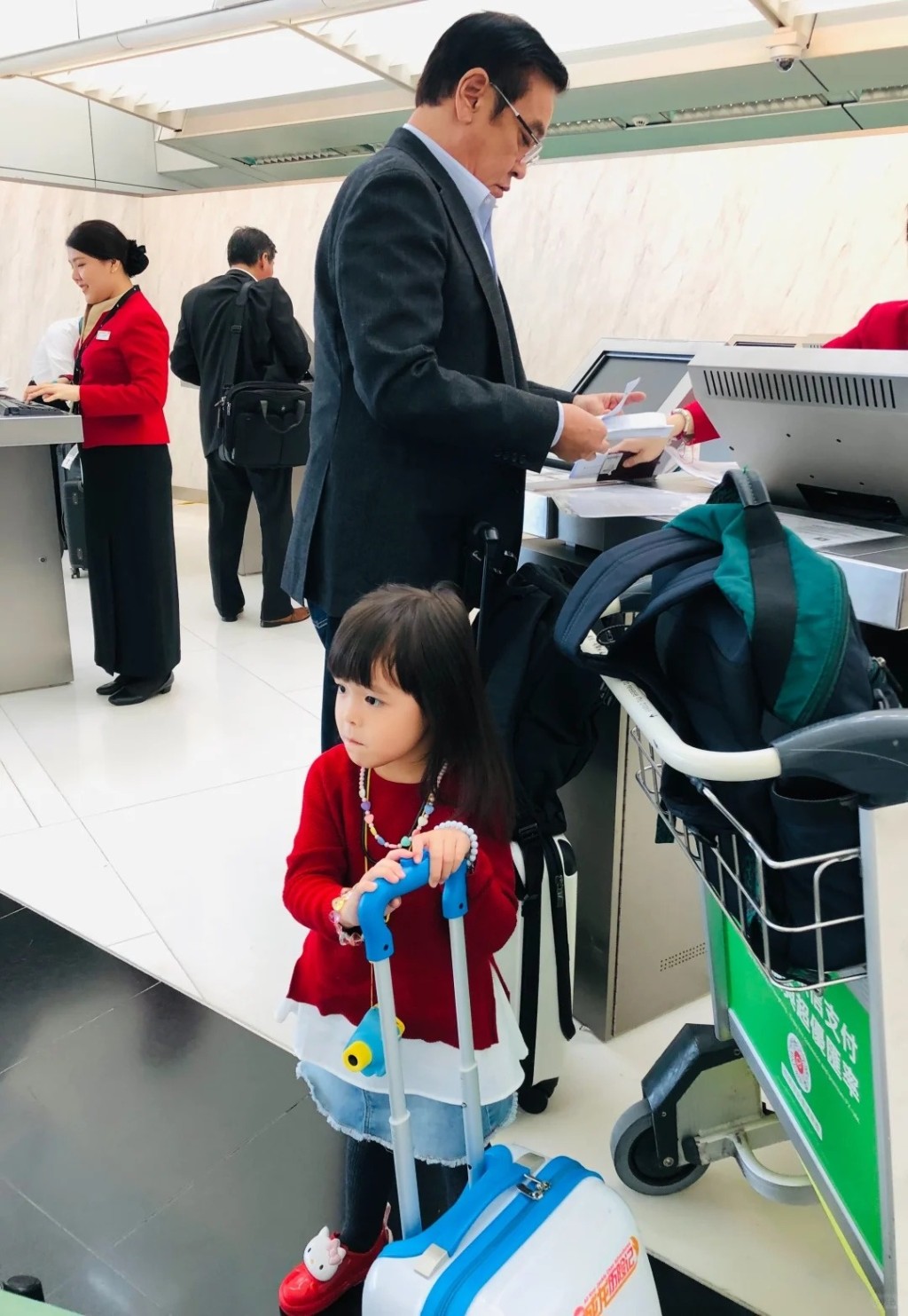 爾冬陞女友於父親節,貼出多張爾冬陞和女兒互動的照片,十分溫馨。 爾冬陞女友於父親節,貼出多張爾冬陞和女兒互動的照片,十分溫馨。
