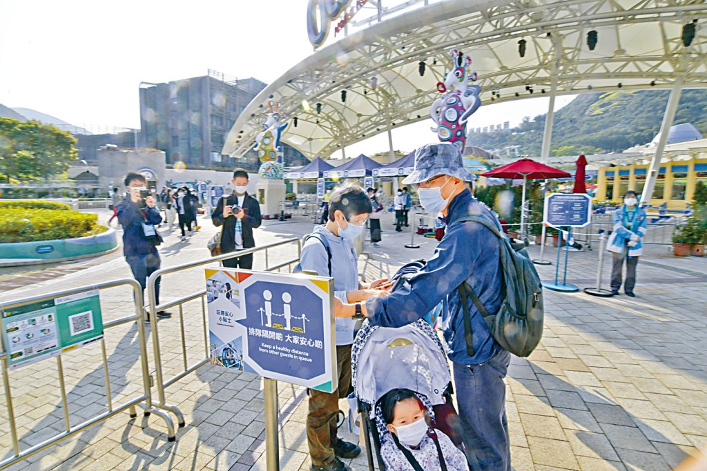 海洋公园即日起至五月十五日，香港市民可用四折价钱购买周一至周四的入场门票。