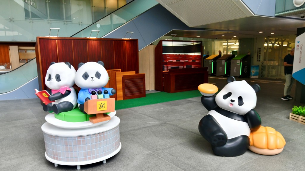 在「HELLO PANDAS熊貓駕到」展出的菠蘿包大熊貓雕塑(右),也會在地下大堂展覽至今年10月底。盧江球攝 在「HELLO PANDAS熊貓駕到」展出的菠蘿包大熊貓雕塑(右),也會在地下大堂展覽至今年10月底。盧江球攝