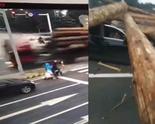 货车失控翻侧后，滚落地的巨型圆木击中逆向的电单车和黑色私家车。(网图)
