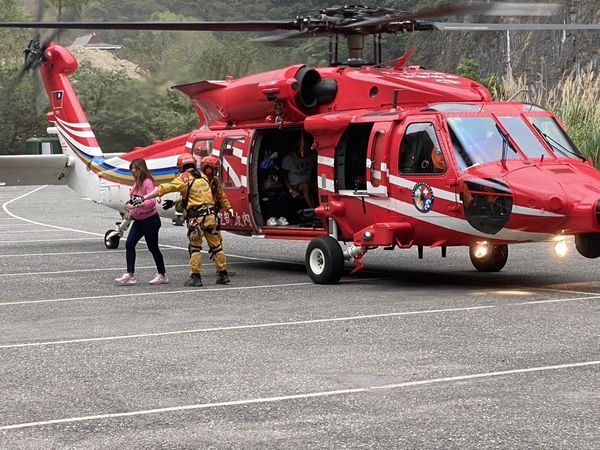台灣空勤總隊派出直升機，搭載傷者情況。 台災害應變中心