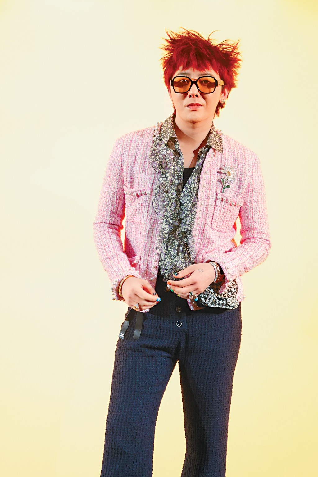 有別於機場的絲巾Look，GD昨晚露出一頭紅髮，一身造型依然走在潮流尖端。