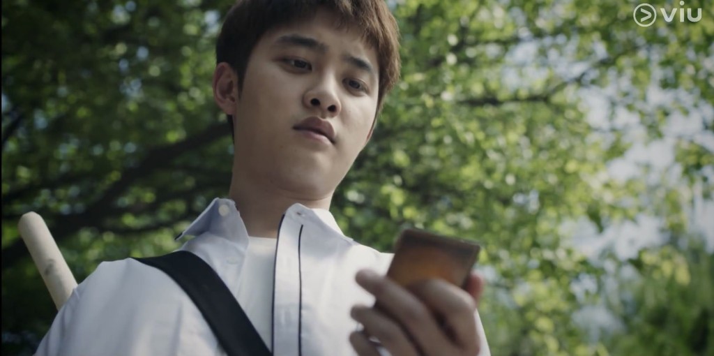 D.O.亦有以校服造型示人。