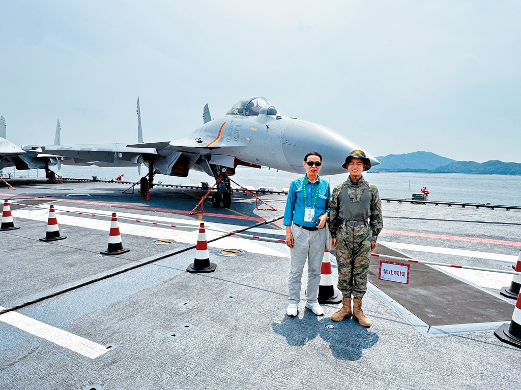 半山東關愛隊隊長鍾百崇(左)登上山東艦航母編隊參觀,對祖國軍備現代化感到無比自豪。