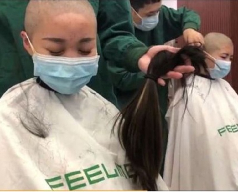 護士看見長髮落下,表情難過。網上圖片