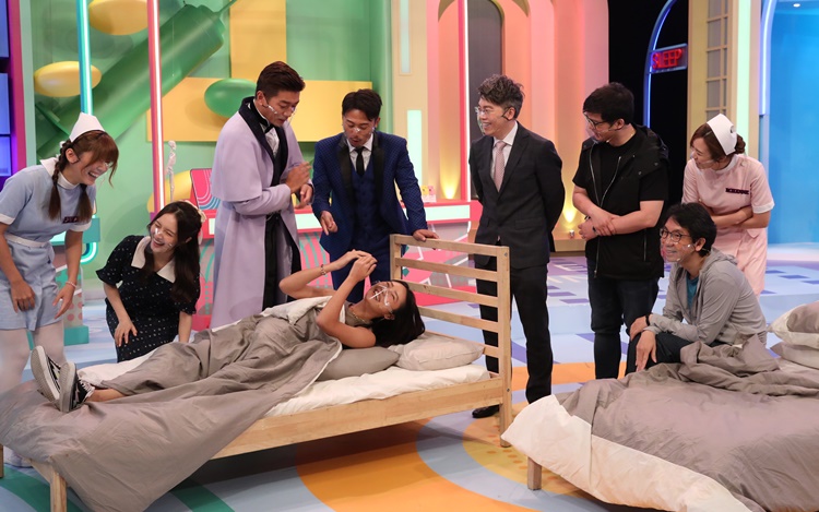全場望住Joey攤在床上大笑。