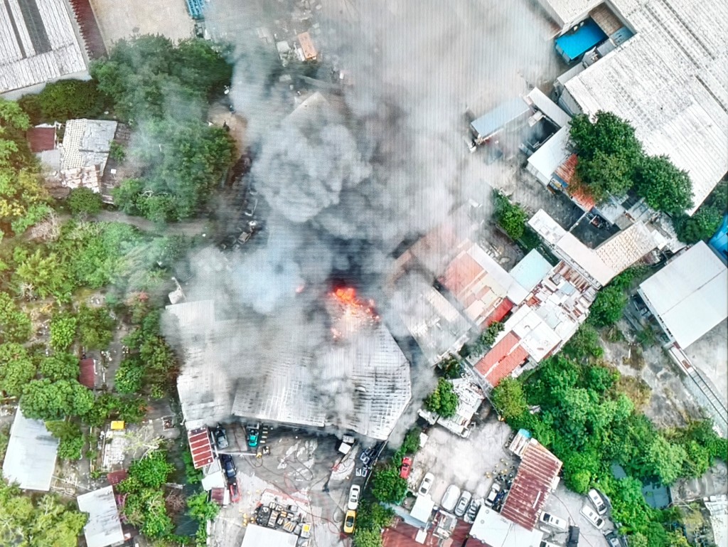 火警期間貨倉冒出大量濃煙。 火警期間貨倉冒出大量濃煙。