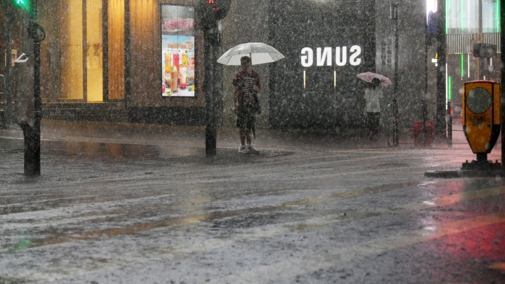 近月暴雨頻發,香港不少上班族都會選擇穿著防水鞋履通勤以保持雙腳乾爽。 近月暴雨頻發,香港不少上班族都會選擇穿著防水鞋履通勤以保持雙腳乾爽。