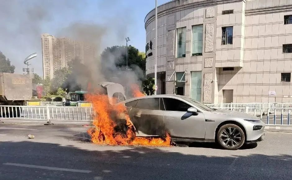 电动车偶尔发生自燃事故，引起公众关注其安全性。
